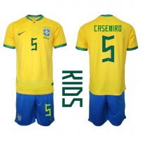 Maglie da calcio Brasile Casemiro #5 Prima Maglia Bambino Mondiali 2022 Manica Corta (+ Pantaloni corti)